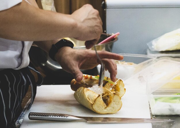 Foto sezione centrale di un uomo che prepara il cibo