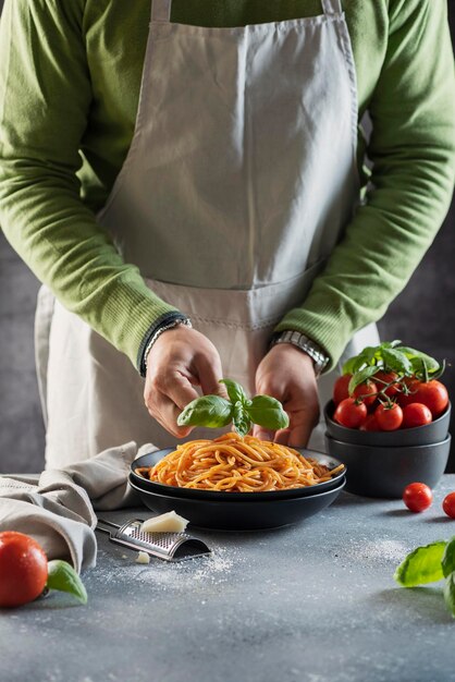 Foto sezione centrale di un uomo che prepara il cibo