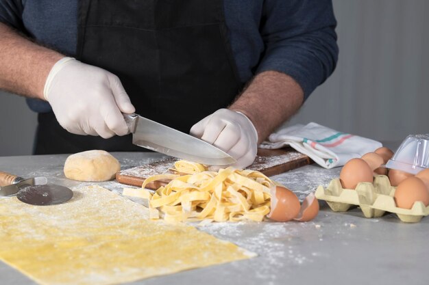 Foto sezione centrale di un uomo che prepara il cibo