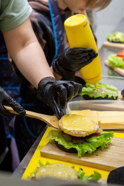 Foto sezione centrale di un uomo che prepara il cibo