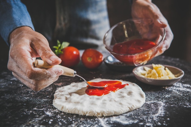 Photo midsection of man preparing pizza in home