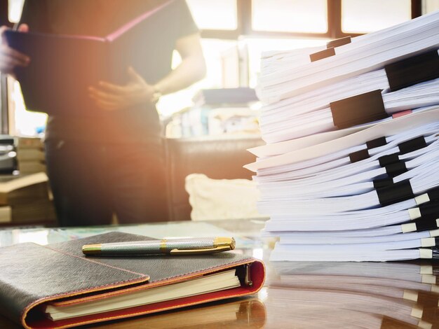 Foto sezione centrale di un uomo che legge un libro in ufficio