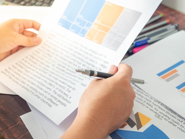 Photo midsection of man reading book on table