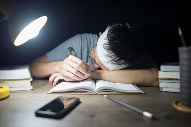 Foto sezione centrale di un uomo che legge un libro sul tavolo