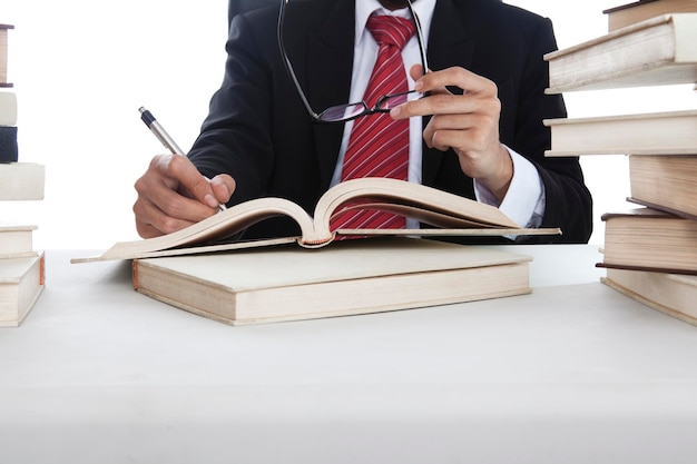 Photo midsection of man reading book on table