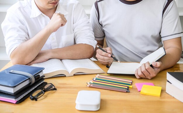 Photo midsection of man reading book on table