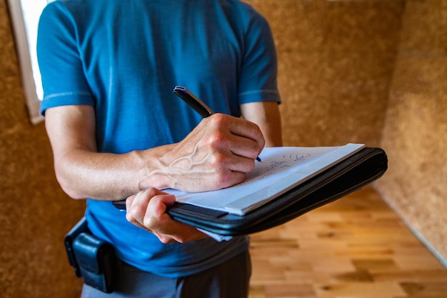 Photo midsection of man reading book while sitting on table