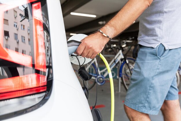 Foto sezione centrale dell'auto di rifornimento dell'uomo