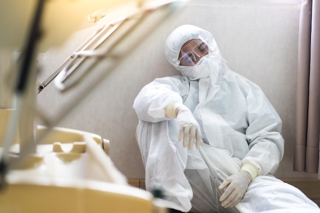 Foto sezione centrale di un uomo che si rilassa in ospedale