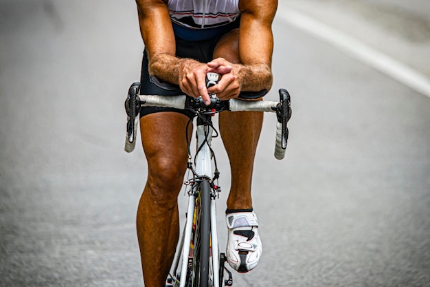 自転車に乗る男の真ん中部分
