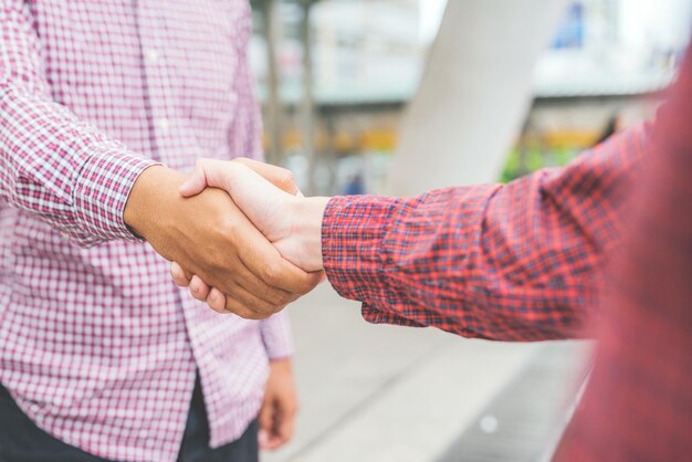 Foto sezione centrale di un uomo che stringe la mano a un amico