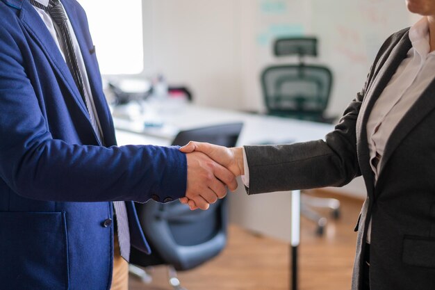 Photo midsection of man shaking hands