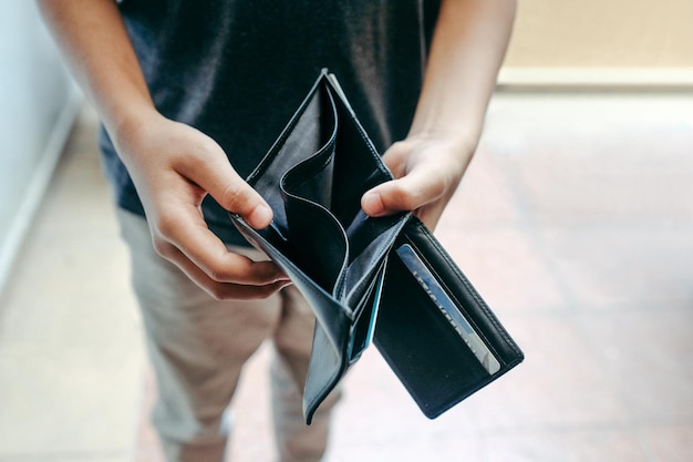 Photo midsection of man showing empty wallet