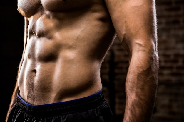 Photo midsection of man showing his abs