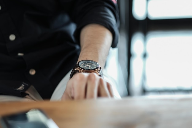 Photo midsection of man sitting by table