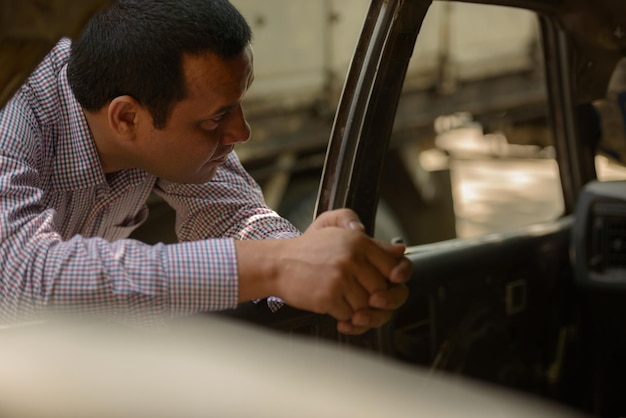 Photo midsection of man sitting in car