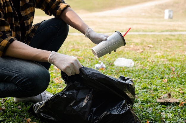 Photo midsection of man sitting on field