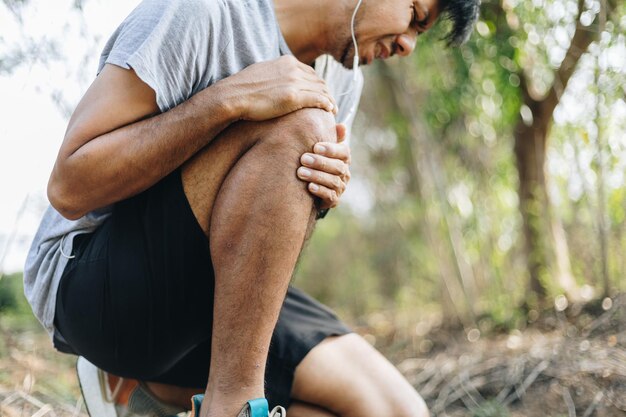 Photo midsection of man sitting outdoors