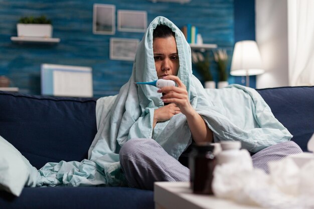 Photo midsection of man sitting on sofa at home