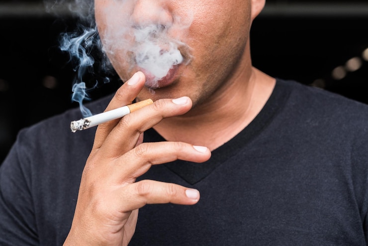 Photo midsection of man smoking cigarette