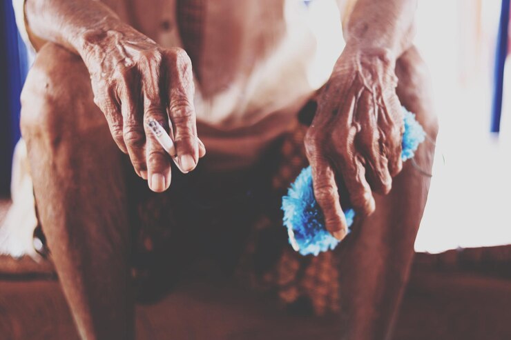Photo midsection of man smoking cigarette