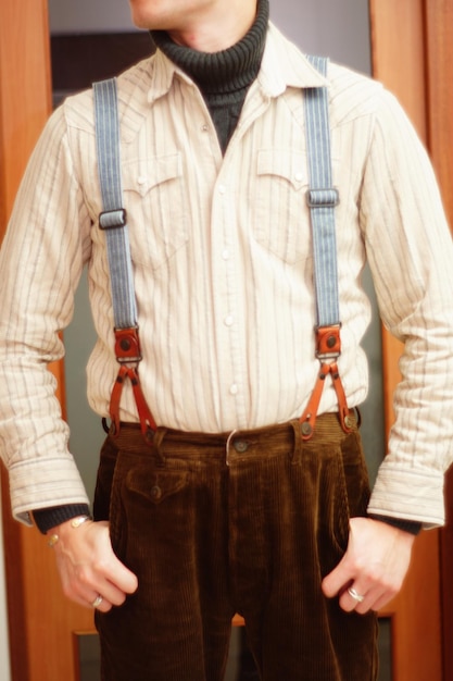 Photo midsection of man standing against wall