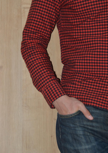 Photo midsection of man standing against wall