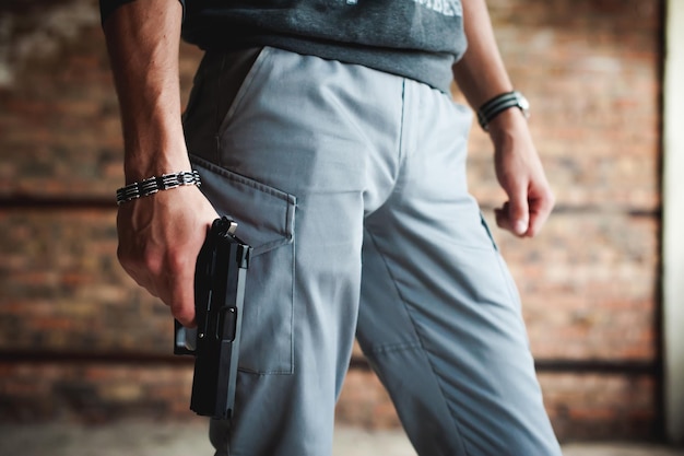 Photo midsection of man standing against wall