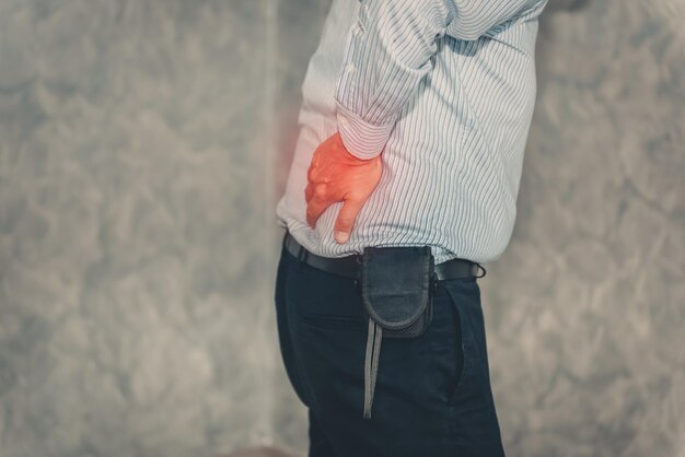 Photo midsection of man suffering from backache