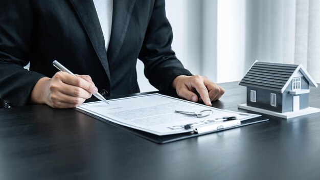 Photo midsection of man on table