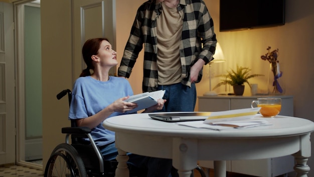 Photo midsection of man talking with woman sitting on wheelchair