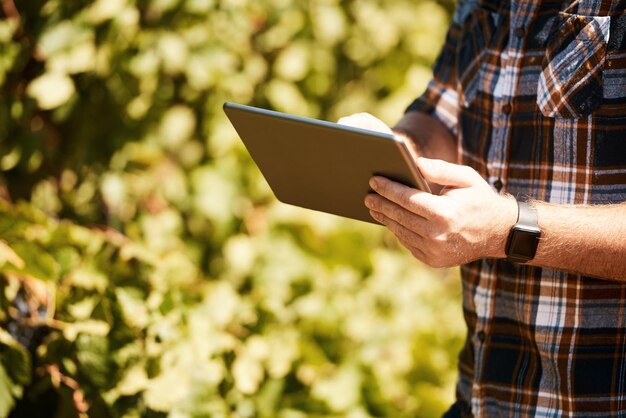 Photo midsection of man using digital tablet