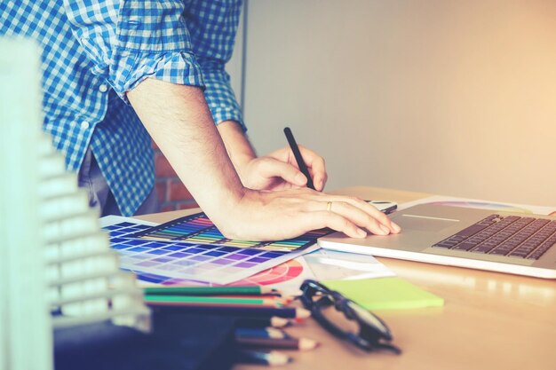 Photo midsection of man using laptop at desk