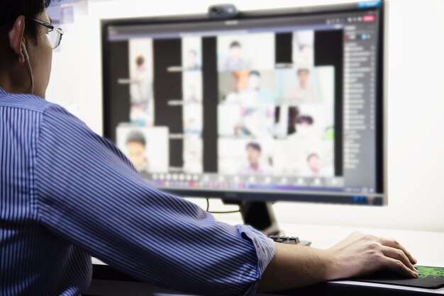 Photo midsection of man using laptop at office