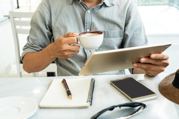 Photo midsection of man using laptop on table