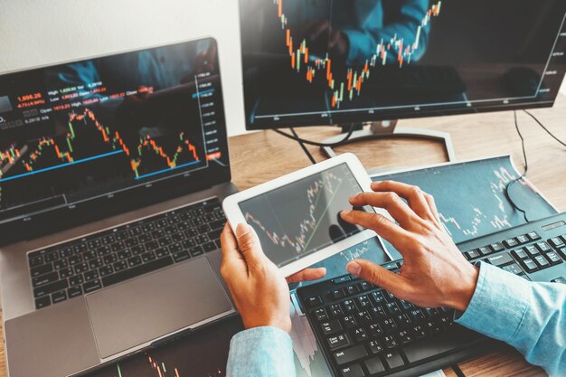 Photo midsection of man using laptop on table