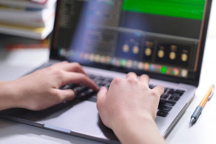 Photo テーブルの上でラップトップを使用している男性のミッドセクション