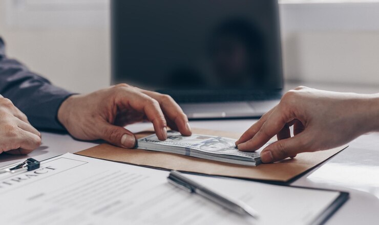 Photo midsection of man using laptop on table