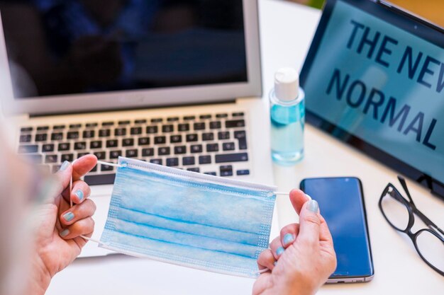 Photo midsection of man using laptop on table