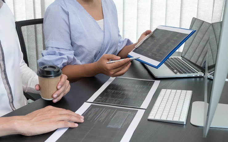 Photo midsection of man using laptop on table
