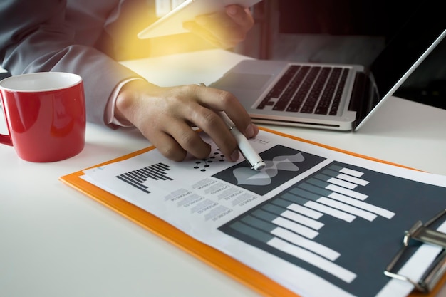 Photo midsection of man using laptop on table