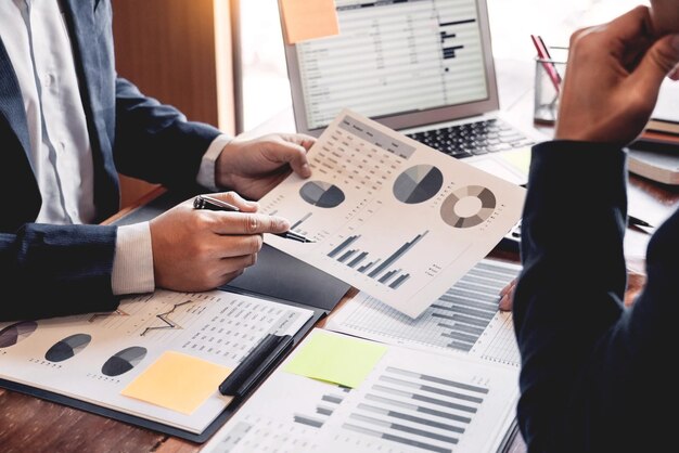 Photo midsection of man using laptop on table