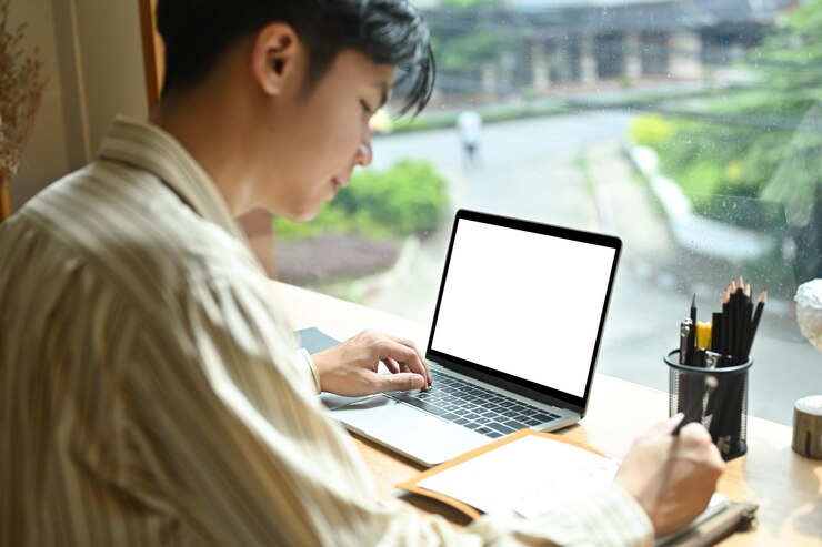 Photo テーブルの上でラップトップを使用している男性のミッドセクション