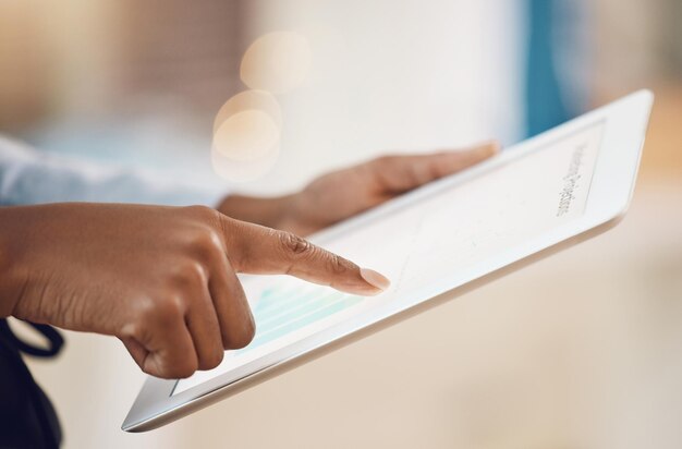 Photo midsection of man using laptop