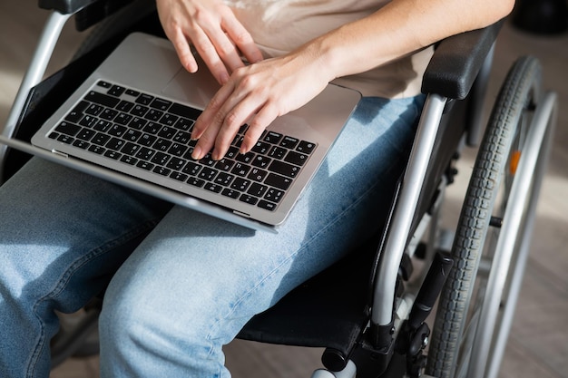 Photo midsection of man using laptop