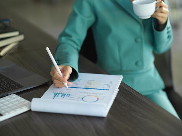 Photo midsection of man using mobile phone on table