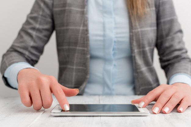 Photo midsection of man using mobile phone on table