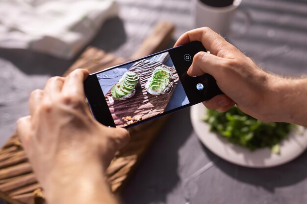 Foto sezione centrale di un uomo che usa un telefono cellulare