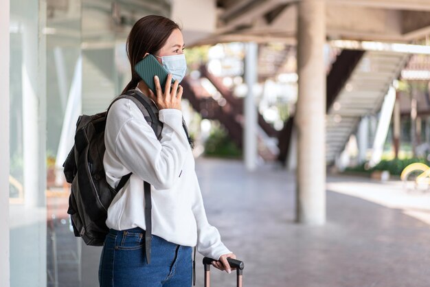 携帯電話を使っている男性のミッドセクション