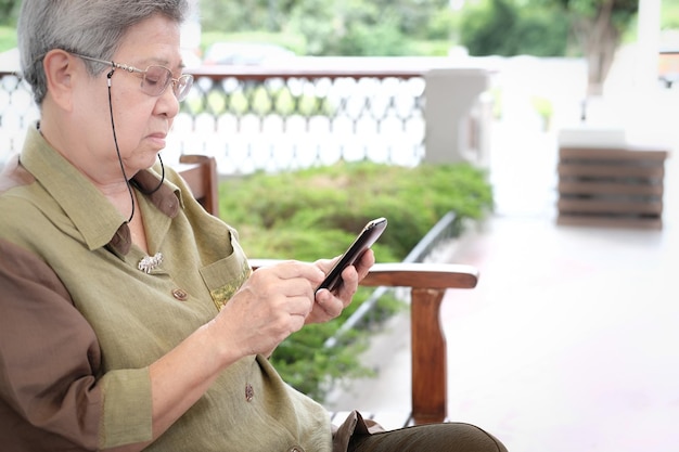 휴대전화를 사용하는 남자의 중간 섹션